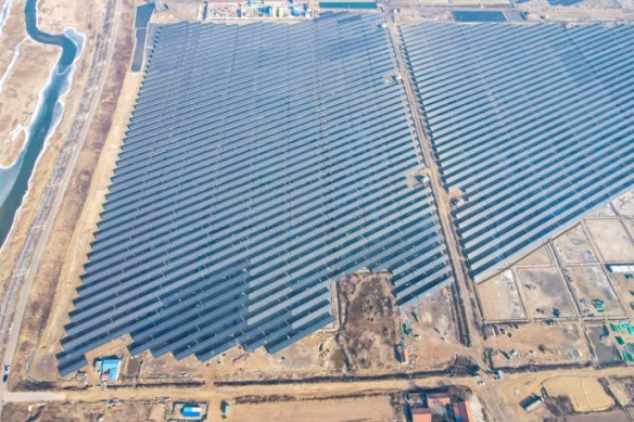 全球足跡 | 鹽堿地上的“經(jīng)濟(jì)秘鑰”！陽光能源首個(gè)鹽光互補(bǔ)供貨項(xiàng)目